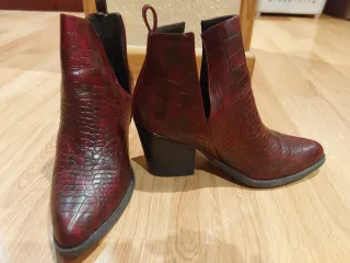 Botines de tacón con corte