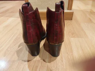 Botines de tacón con corte