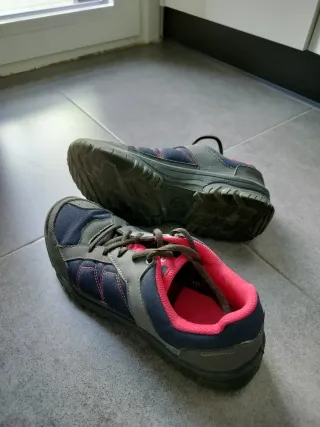Zapatillas de montaña grises y rosas