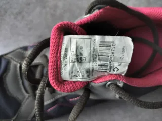 Zapatillas de montaña grises y rosas