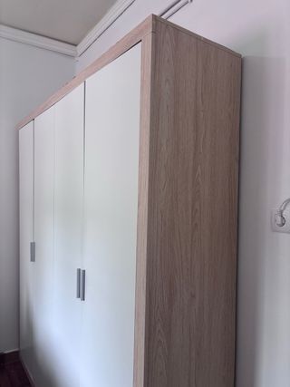 Armario grande blanco y beige