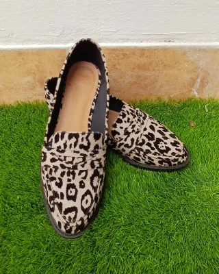 Mocasines animal print beige y negro