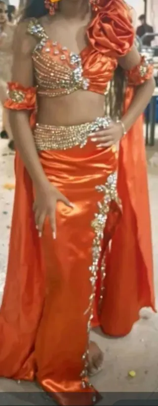 Vestido naranja pedrería