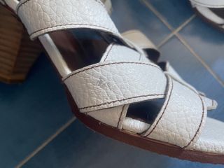 Sandalias Zara blancas Tiene 1 roce, mira foto