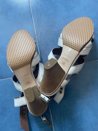 Sandalias Zara blancas Tiene 1 roce, mira foto