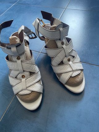 Sandalias Zara blancas Tiene 1 roce, mira foto