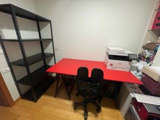 Estudio: Escritorio Rojo y Estantería Negra