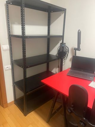 Estudio: Escritorio Rojo y Estantería Negra