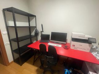 Estudio: Escritorio Rojo y Estantería Negra