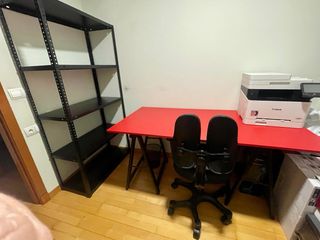 Estudio: Escritorio Rojo y Estantería Negra