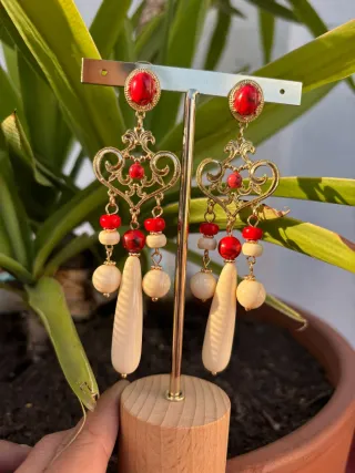 Pendientes largos dorados con piedras rojas