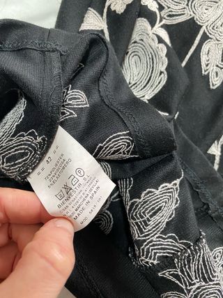 Falda negra con tirantes y botones