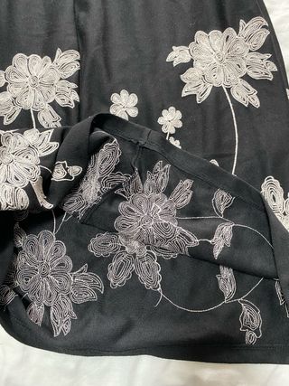 Falda negra con tirantes y botones