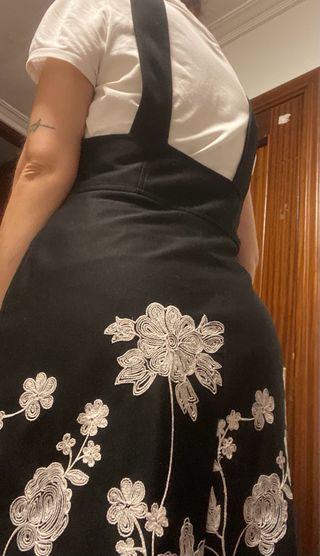 Falda negra con tirantes y botones