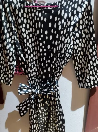 Vestido ZARA Raso Negro con lunares blancos.