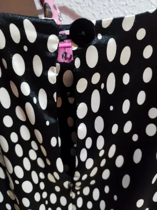 Vestido ZARA Raso Negro con lunares blancos.