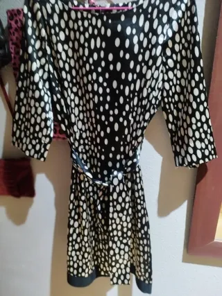 Vestido ZARA Raso Negro con lunares blancos.