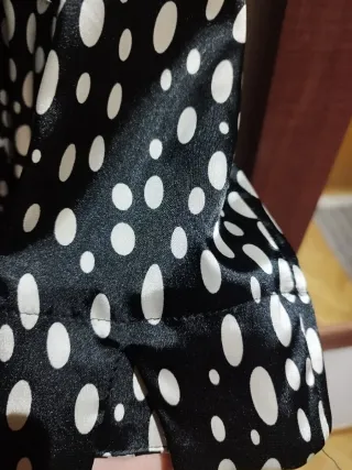 Vestido ZARA Raso Negro con lunares blancos.