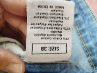 Sandalias grises y blancas