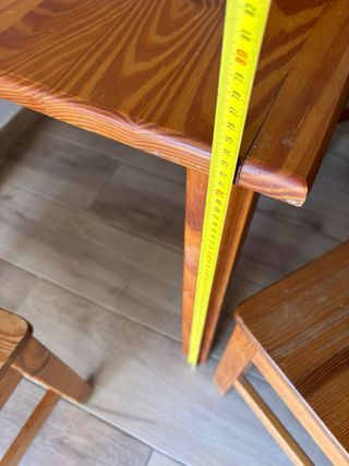 Mesa de madera con 4 sillas