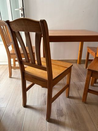 Mesa de madera con 4 sillas