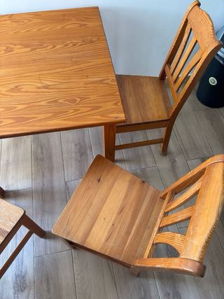 Mesa de madera con 4 sillas