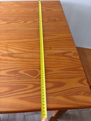 Mesa de madera con 4 sillas