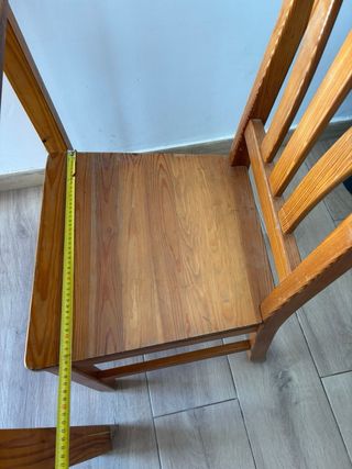 Mesa de madera con 4 sillas