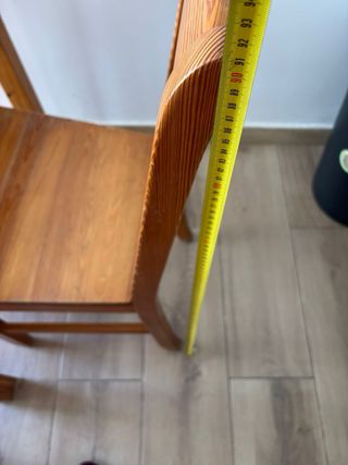 Mesa de madera con 4 sillas
