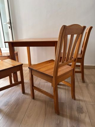 Mesa de madera con 4 sillas