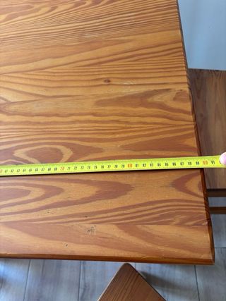 Mesa de madera con 4 sillas