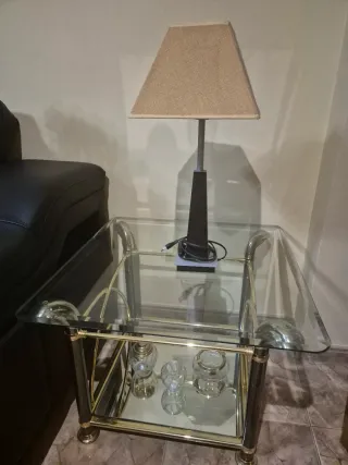 Mesa auxiliar cristal y metal dorado