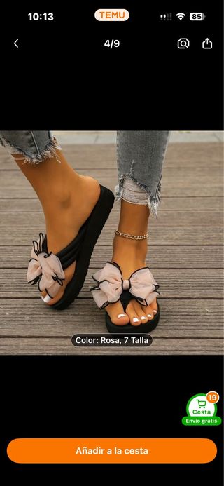 Sandalias negras con lazo rosa