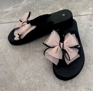 Sandalias negras con lazo rosa