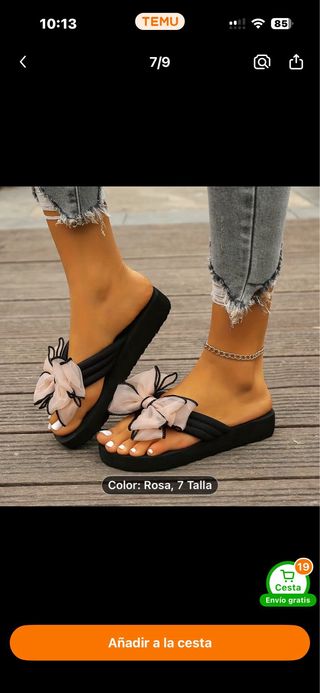 Sandalias negras con lazo rosa