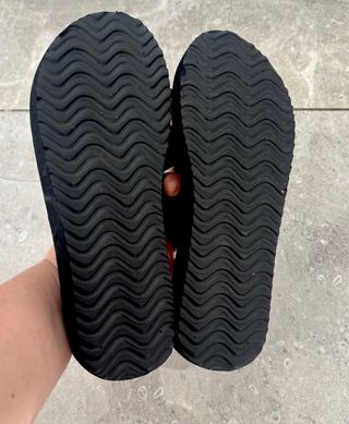 Sandalias negras con lazo rosa