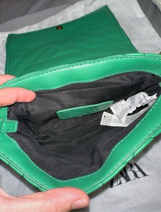 Bolso acolchado verde Zara cadena dorada