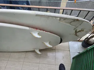 Tabla acuática roja y blanca