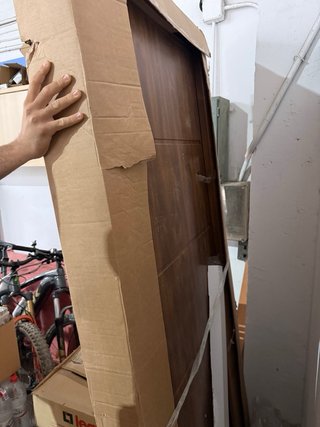 Puerta blindada de acero. Tiene 2 roces pero nueva
