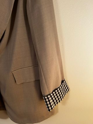 Americana beige con forro de cuadros