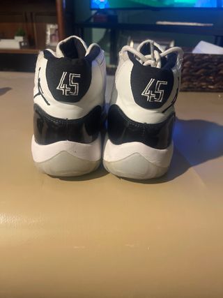 Jordan 11 Blanco y Negro  Talla 40