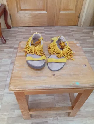 Sandalias de piel amarillas con flecos