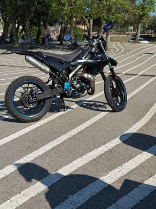 Rieju MRT 50 Supermotard Negra y Azul