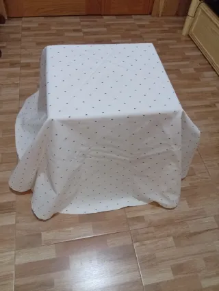 Falda,mesa redonda,tela blanca con puntos azules