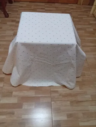 Falda,mesa redonda,tela blanca con puntos azules
