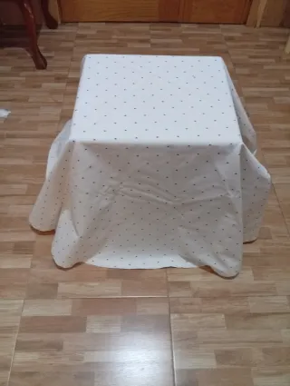 Falda,mesa redonda,tela blanca con puntos azules