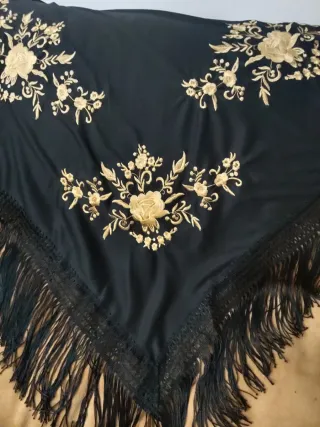 Mantón negro bordado dorado