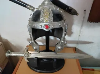 Yelmo y espada decorativos de estilo helénico.