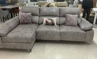 Sofá modular gris con cojines