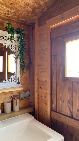 Caseta de madera para baño.  O el uso que desees.